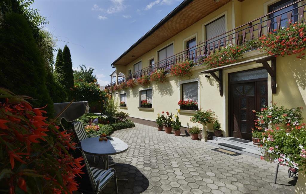 Blumenhof Wegleitner Hotel Illmitz Exterior foto